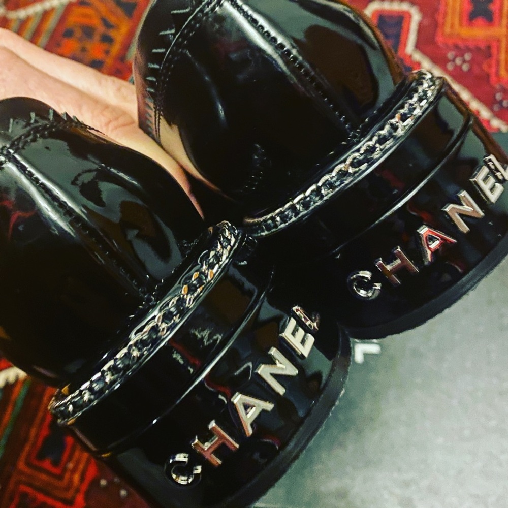 NIB Chanel 2019 patent loafers 37